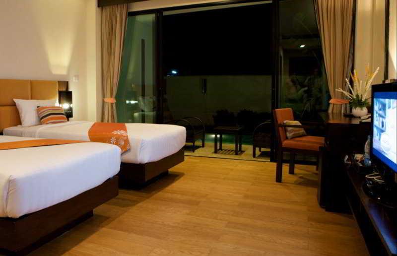The Kris Condotel Bang Tao Beach  Buitenkant foto