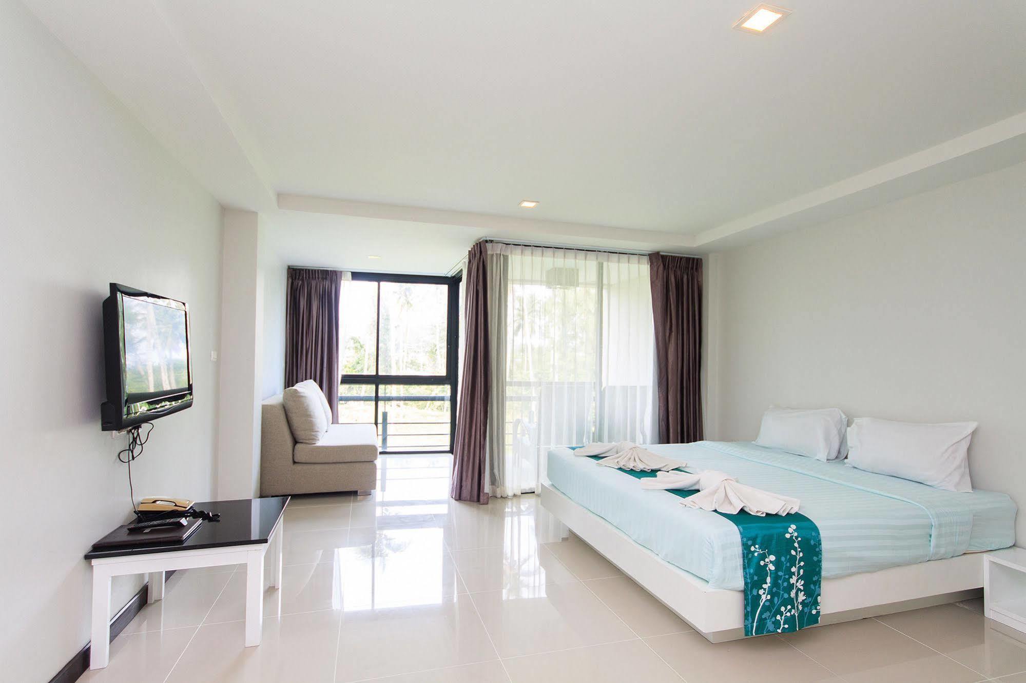 The Kris Condotel Bang Tao Beach  Buitenkant foto